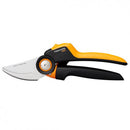 Лозарска ножица FISKARS PowerGear L P961 с ергономична дръжка и остриета за прецизно рязане.